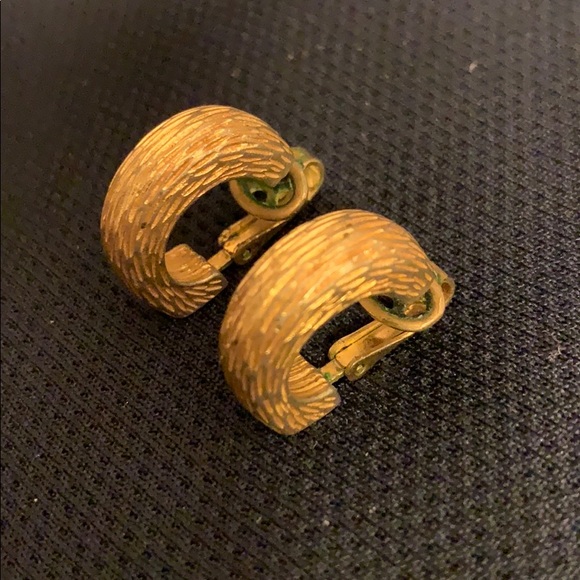 Vintage Avon Gold Clip On Earrings - Picture 1 of 5